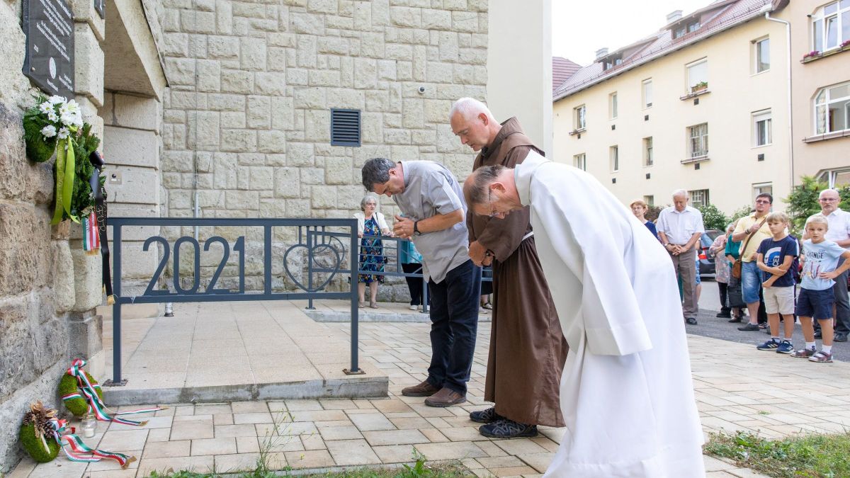 A megemlékezésen résztvevők elhelyezték koszorúikat, illetve meggyújtották mécseseiket az emléktáblánál