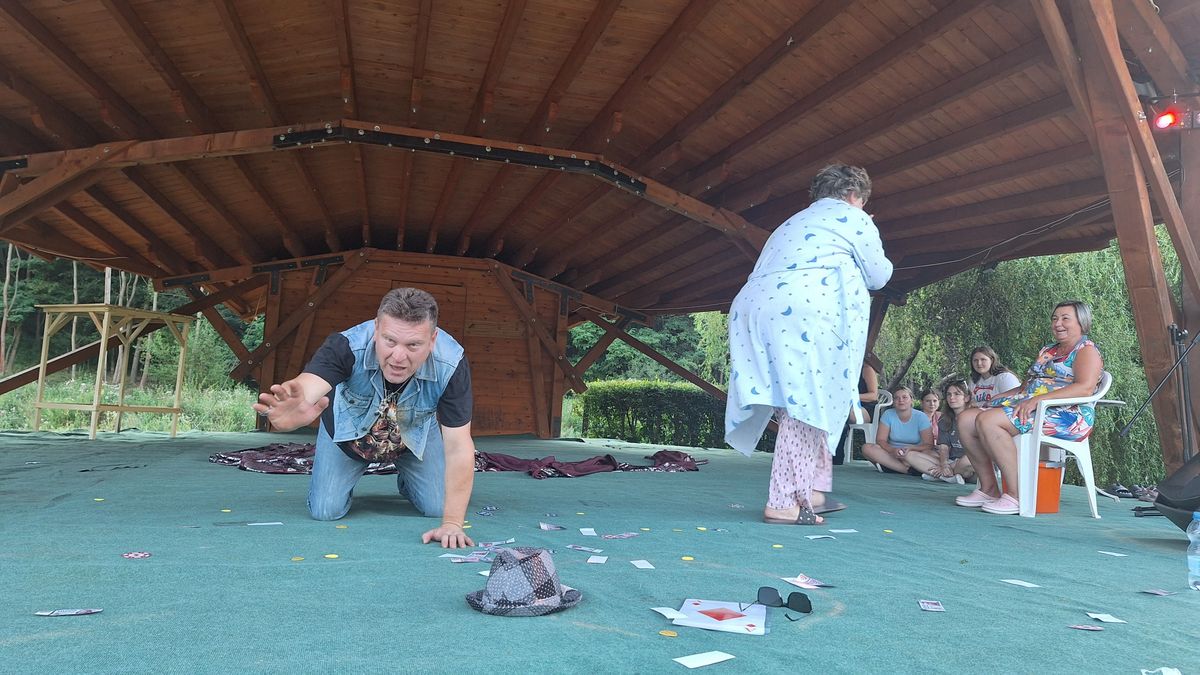 Színházi élményt nyújtott a bárnai falunap (A fotó a főpróbán készült.)
