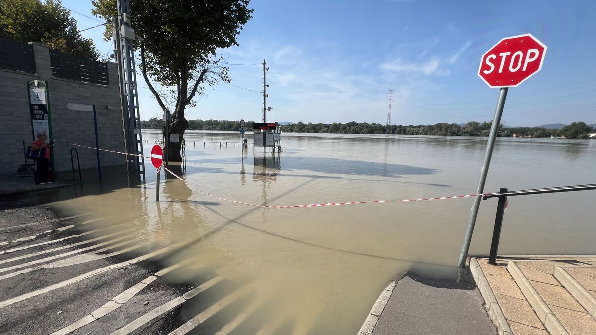 Országszerte mára már több településen is kilépett medréből a Duna.