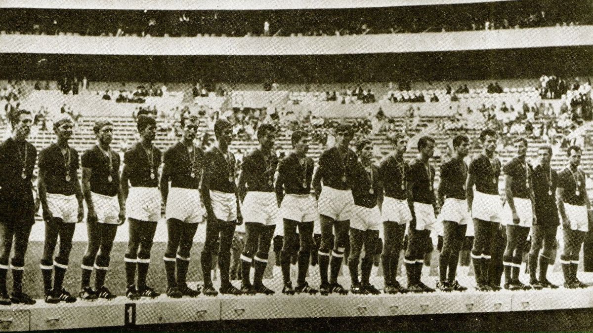 Az 1968. évi olimpiai bajnok magyar csapat a mexikóvárosi Azték-stadionban (balról): Szarka Zoltán, Básti István, Sárközi István, Szalay Miklós, Juhász István, Noskó Ernő, Keglovich László, Nagy László, Dunai II Antal, Kocsis Lajos, Fazekas László, Szűcs Lajos, Menczel Iván, Páncsics Miklós, Dunai Lajos, Fatér Károly, Novák Dezső