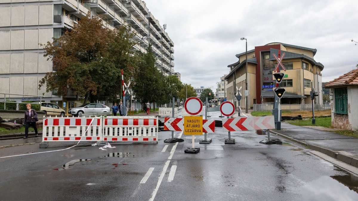 Lezárták a vasúti átjárót Salgótarján belvárosában 