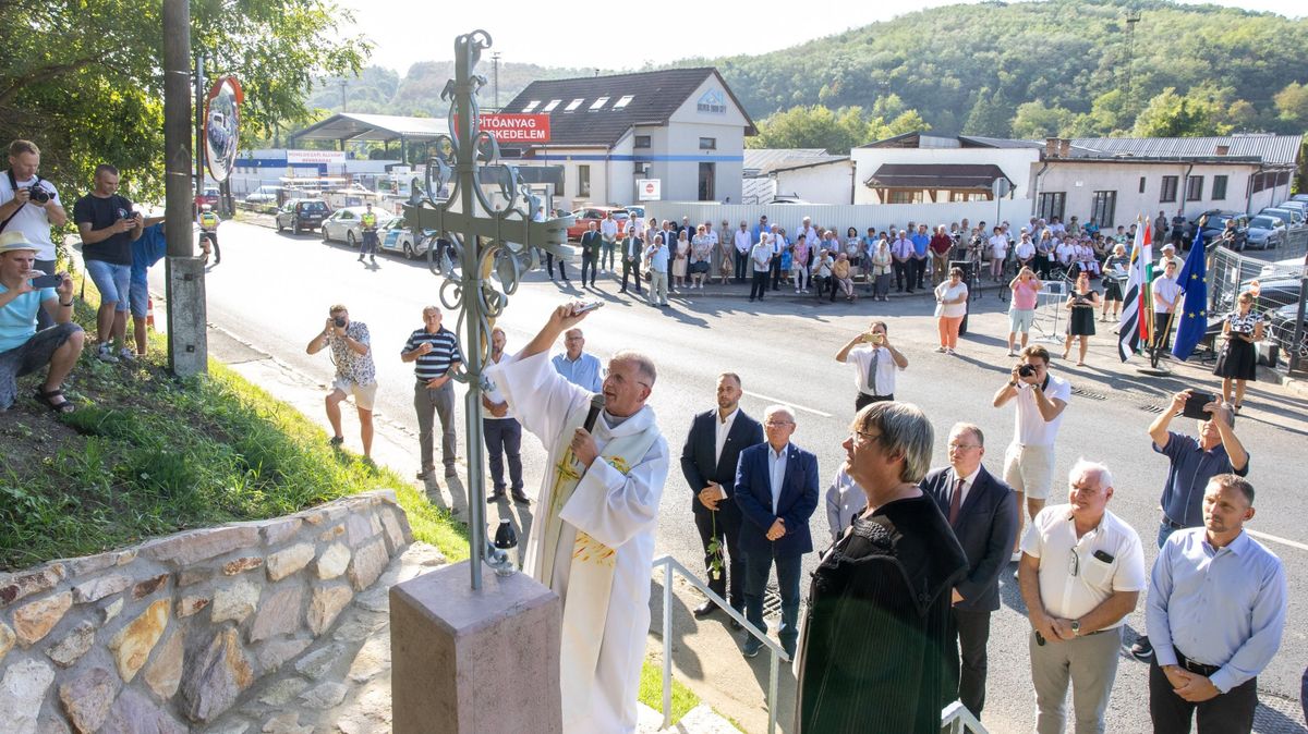 Varga András esperesplébános áldotta meg az út menti keresztet