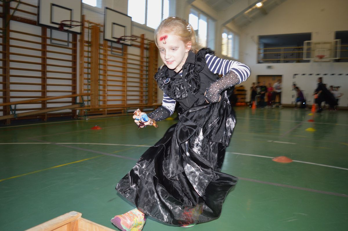 Halloweeni edzés: cukrokat gyűjtöttek a boszorkányok is