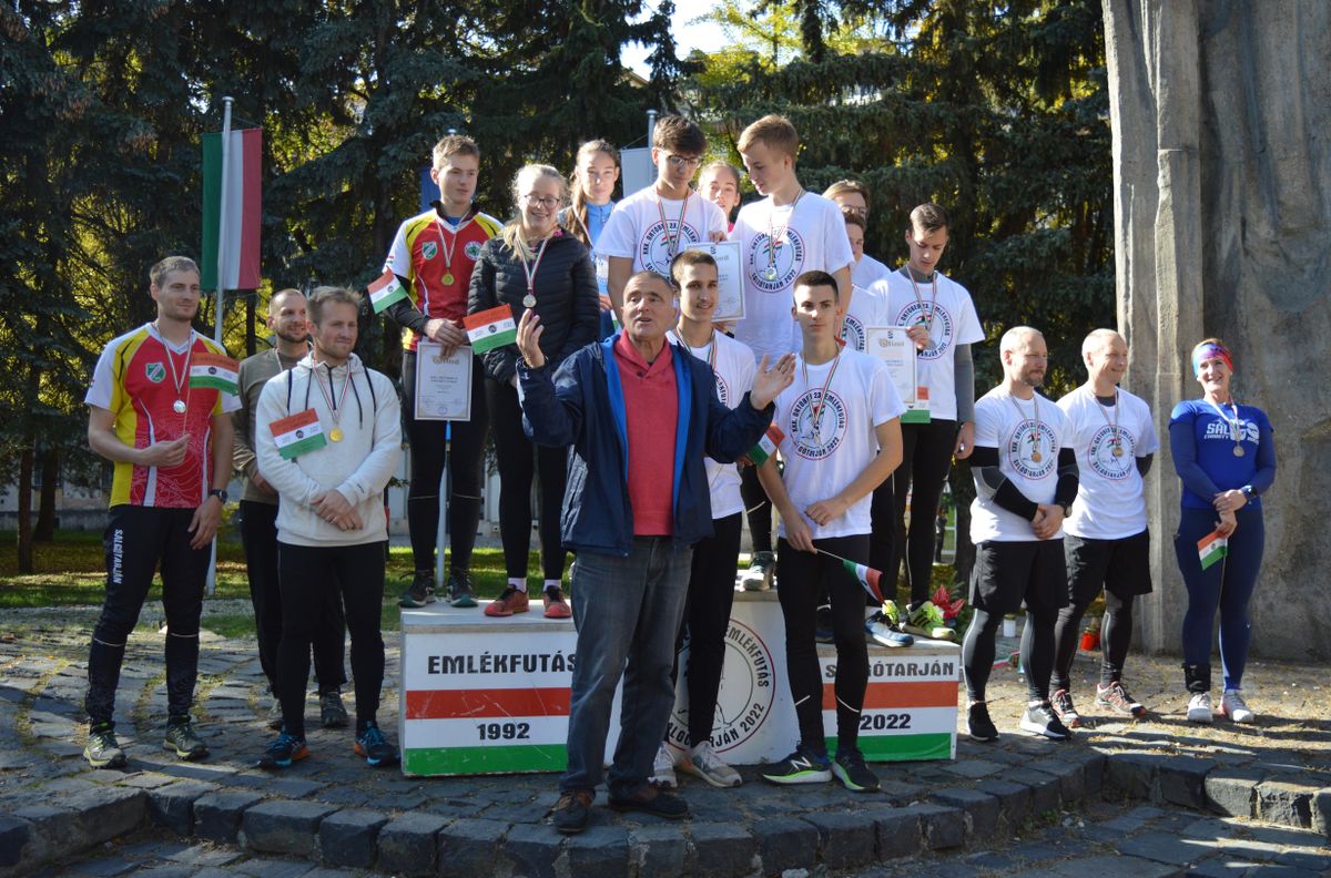 Schirilla György az eredményhirdetéseken is közreműködik