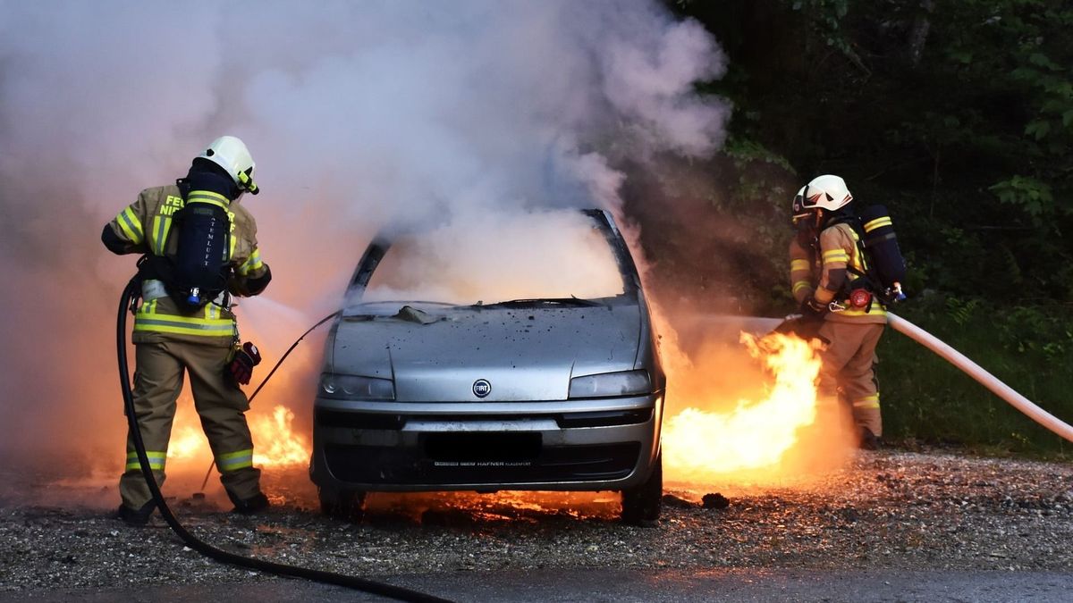 Az esti órákban kigyulladt egy autó motortere