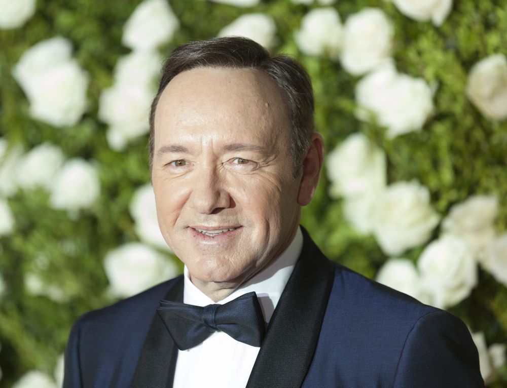 Az Amerikai szépség című film főszereplője Kevin Spacey. Alakításáért Oscar díjat nyert