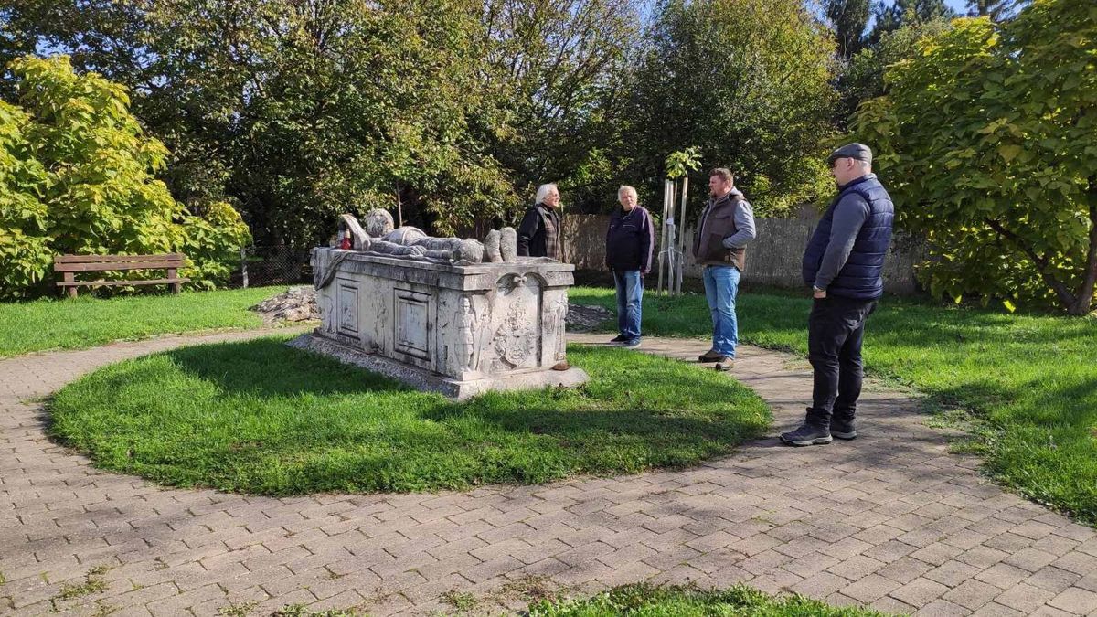 A mostani helyére álló Szondi-szobrot terveznek Drégelypalánk központjában