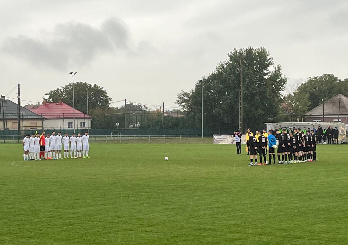 A mérkőzés előtt megemlékeztek a csapatok a tragikusan elhunyt Erőss Róbertről