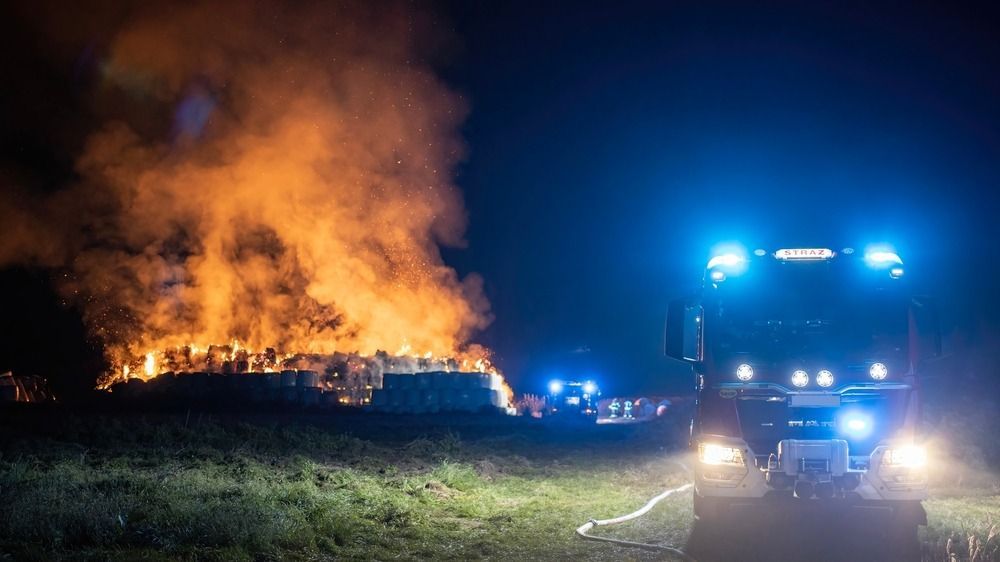 Kigyulladt egy 150 kockabálából álló kazal