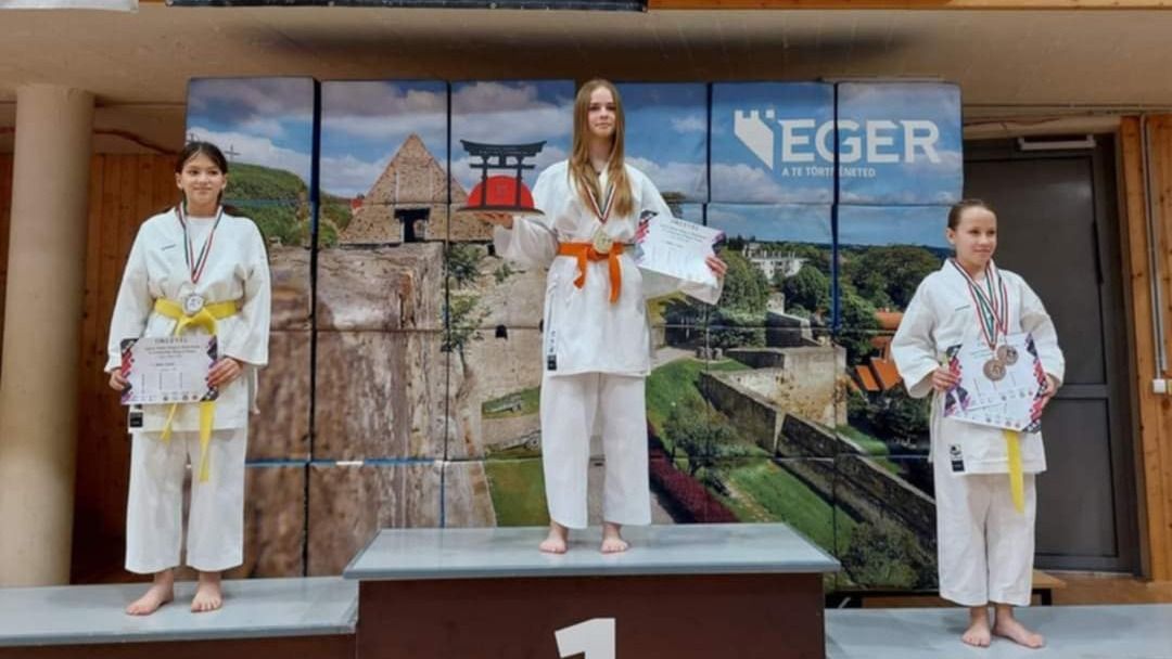 Oravecz Petra, a Shotokan Karate Salgótarján bajnoka a dobogó tetején