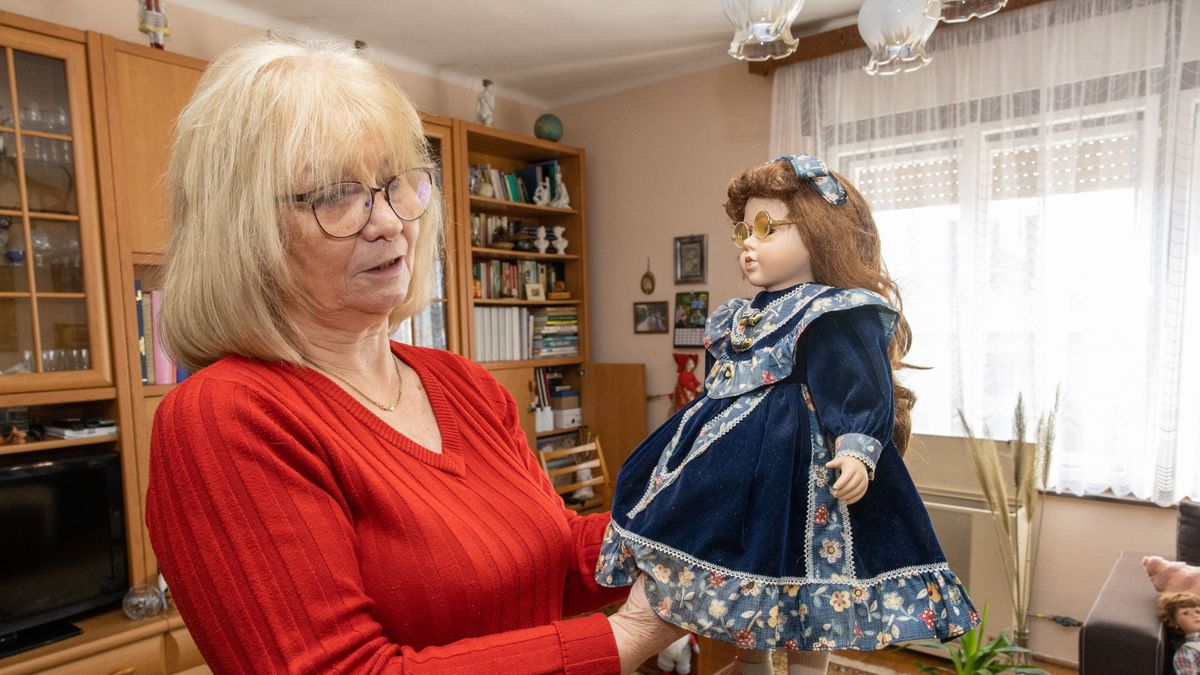 Szabó Jenőné közel húsz esztendeje gyűjti a porcelánbabákat