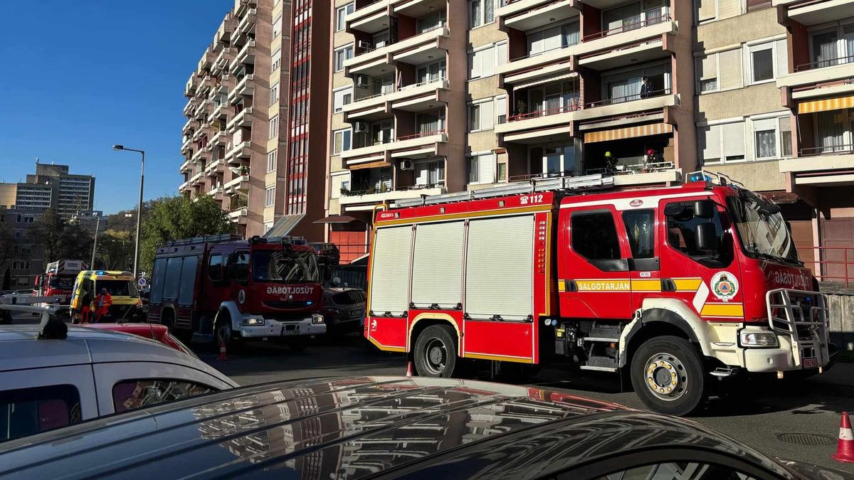 Tűz ütött ki egy társasház teraszán Salgótarjánban