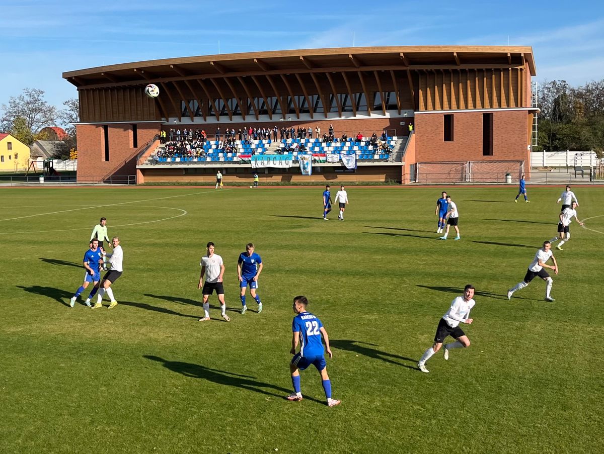 Az SBTC (fehér mezben) csapata szervezett játékával nehezen birkózott meg a Karcag gárdája