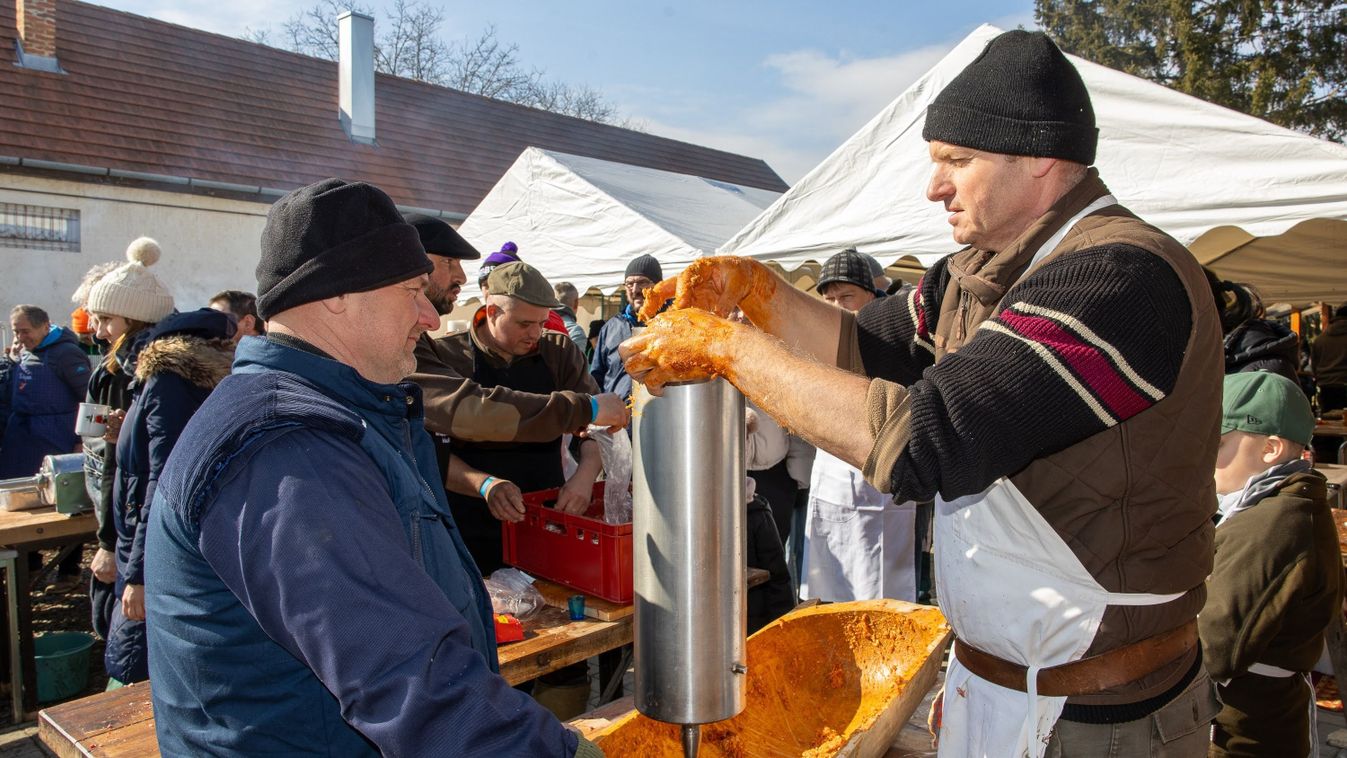 Micsoda disznóság! Szendehelyen bemutatták, hogy milyen a tradicionális sváb sertéstor (fotók, videó)