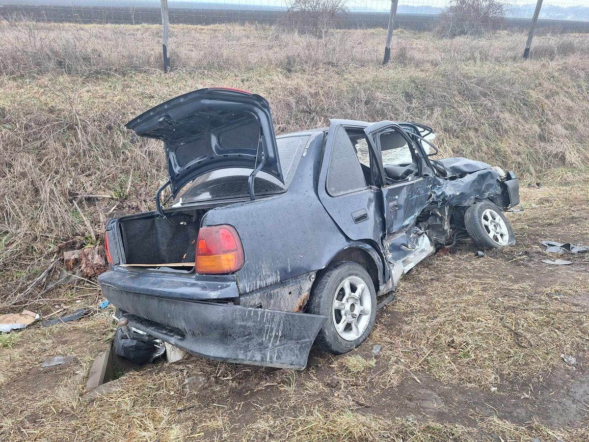 A balesetben összetört személyautó roncsa csütörtökön még mindig a helyszínen volt