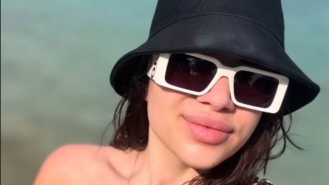 Gáspár Evelin csábosan mosolyog a tengerparton a tél közepén