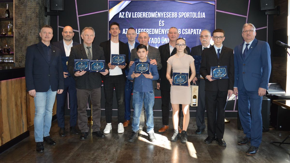 Az év sportolója díjazottak a két alpolgármester társaságában