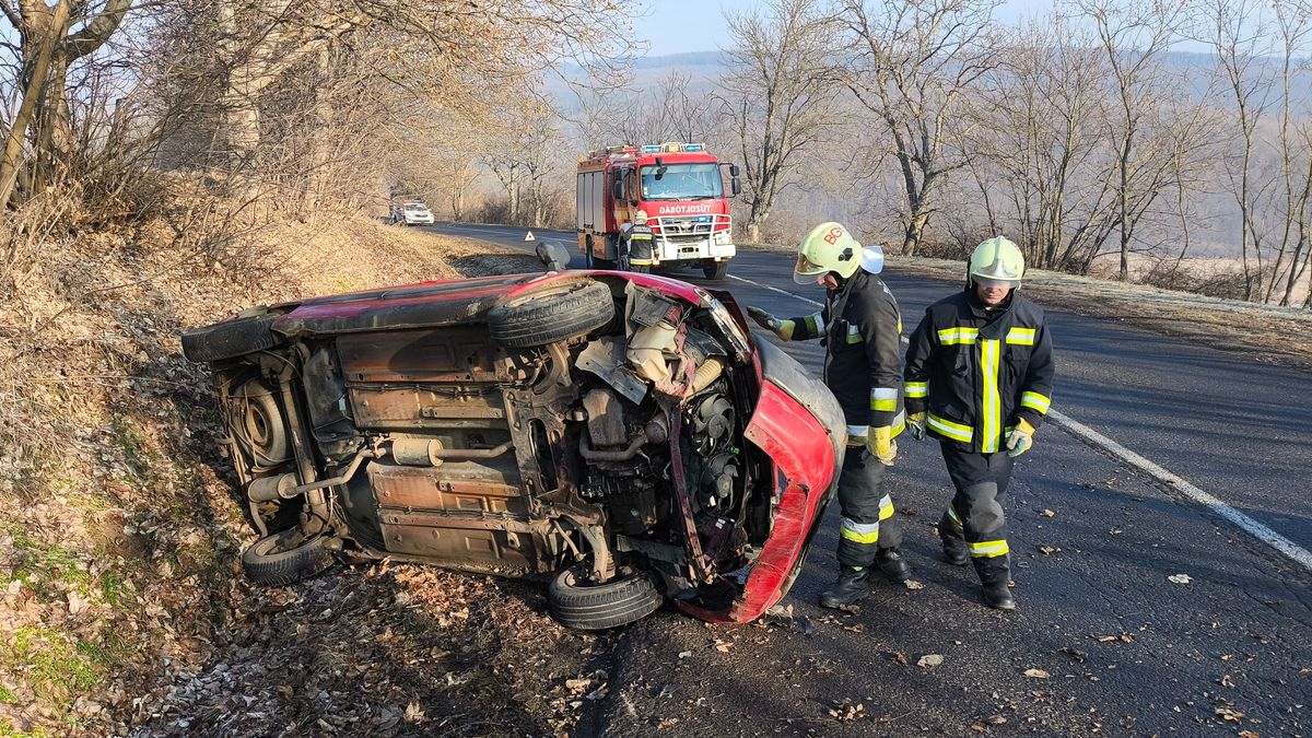 A baleset következtében oldalára borult a jármű