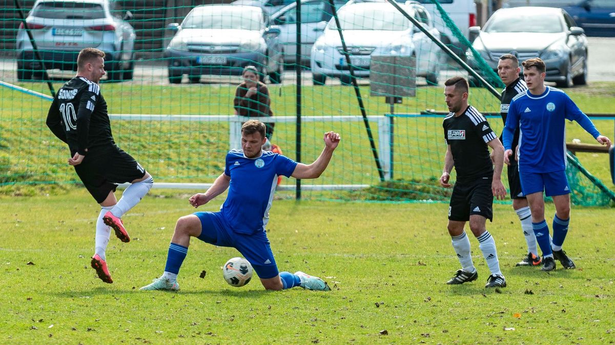 Az Unicum FC Mohora (kék mezben) hétvégén a Somos otthonában szerepelt kupamérkőzésen, míg szombaton a BSE vendége lesz. A listavezető Vizslás a harmadik helyezett Pásztót fogadja.