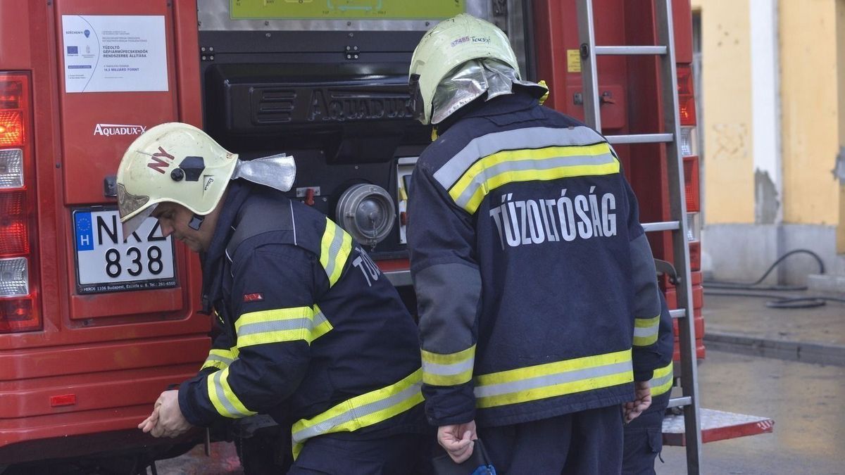 tűzoltók, hulladékszállító, elakadás, Balassagyarmat