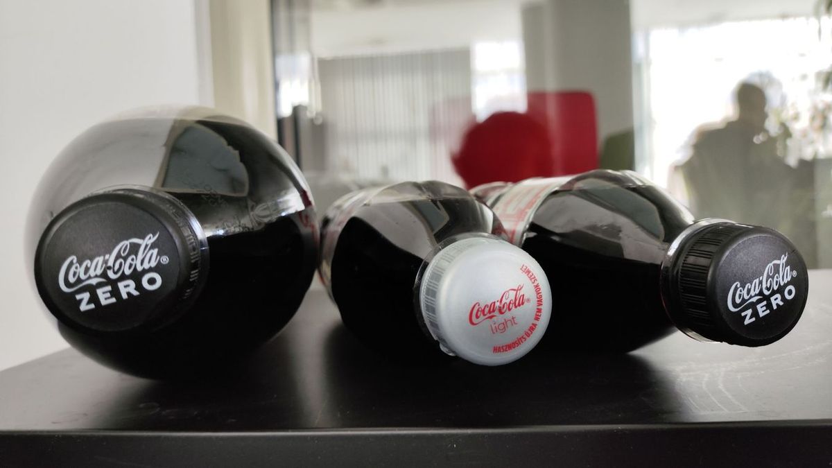 Coca-Cola Magyarország gyártási hibát vétett: Zero-kupakos Light kóla a boltokban.