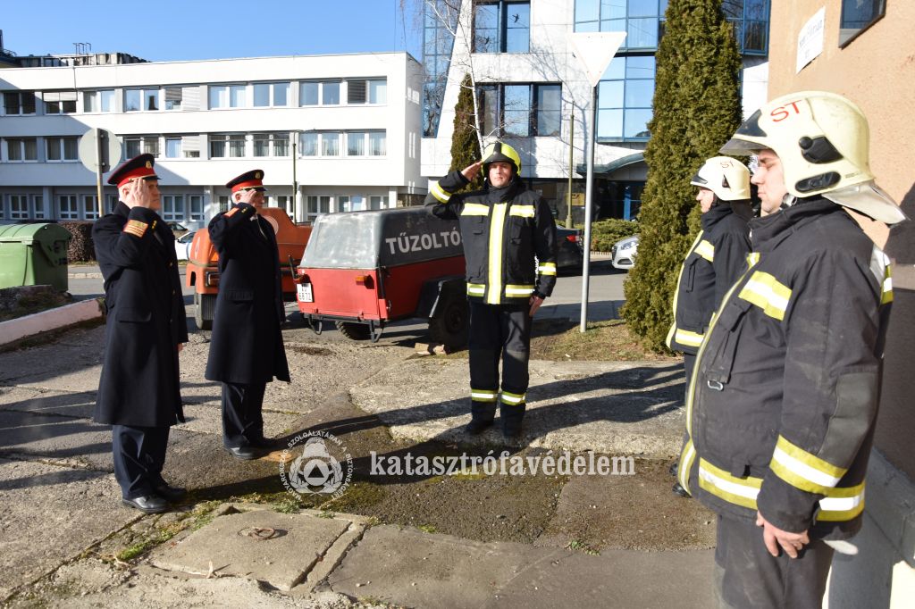 A polgári védelem ünnepnapján Okolenszki Gábor és Antal István is koszorút helyezett el az igazgatóság falán lévő emléktáblánál