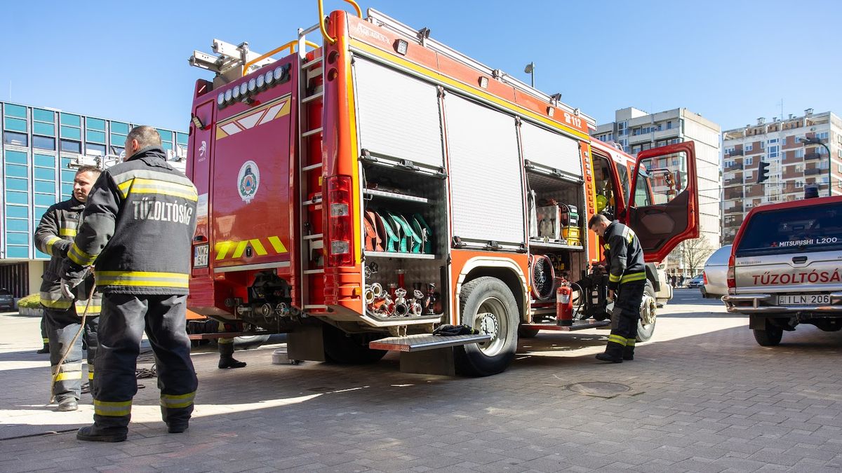 A salgótarjáni garzonházaknál gyakorlatozó tűzoltóknak egy éles vészhelyzettel kellett hétfőn szembenézniük: rosszul lett egy idős ember és összeesett. Az újraélesztést a lánglovagok hajtották végre.