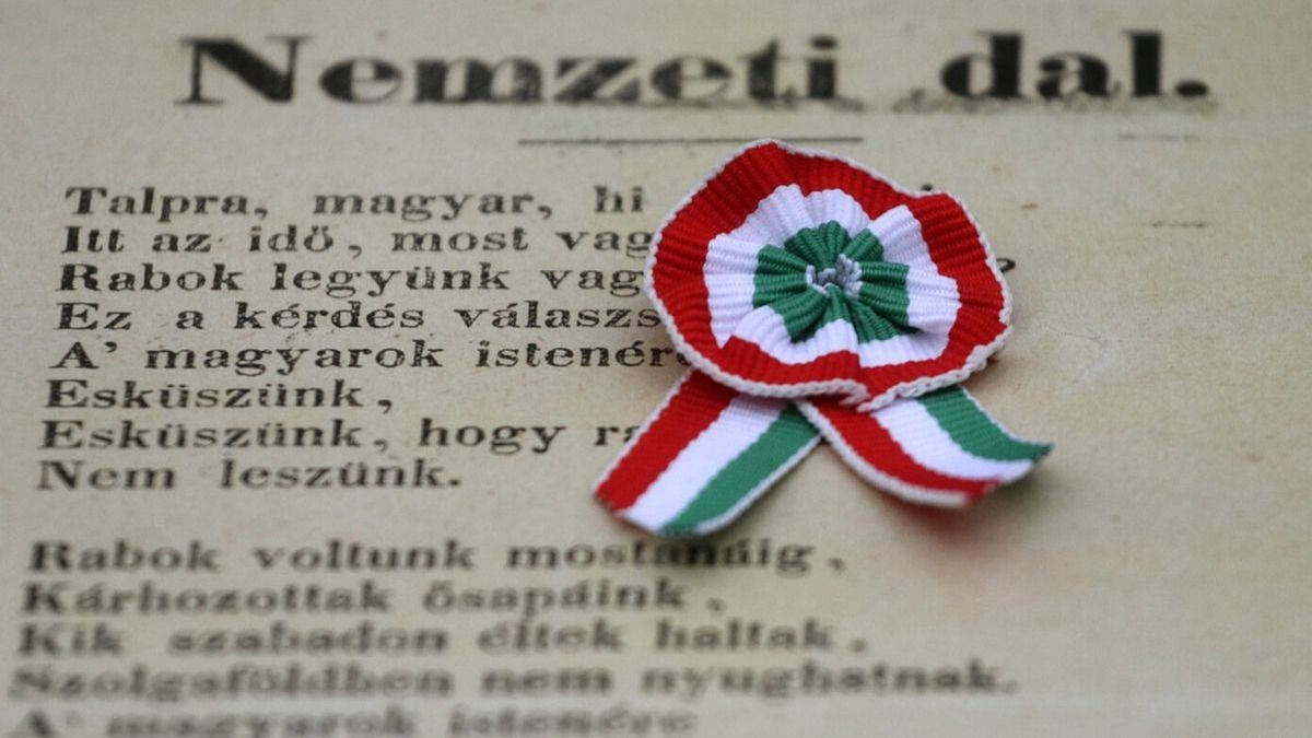 A március 15-ei ünnepségek alkalmával trikolór kokárdát szoktunk feltűzni