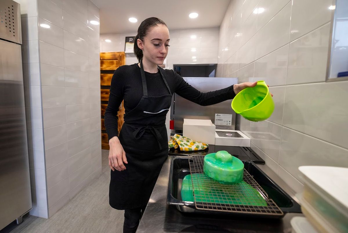 Rozgonyi Fruzsina cukrász nemrég egy desszertműhelyet nyitott Salgótarjánban, ahol sütemény- és torta-különlegességeket, illetve hosszú érlelésű kenyeret készít