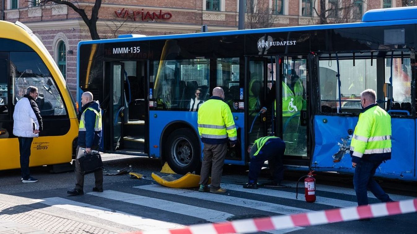 Videón a baleset: öt ember megsérült, amikor összeütközött egy busz a villamossal Budapesten