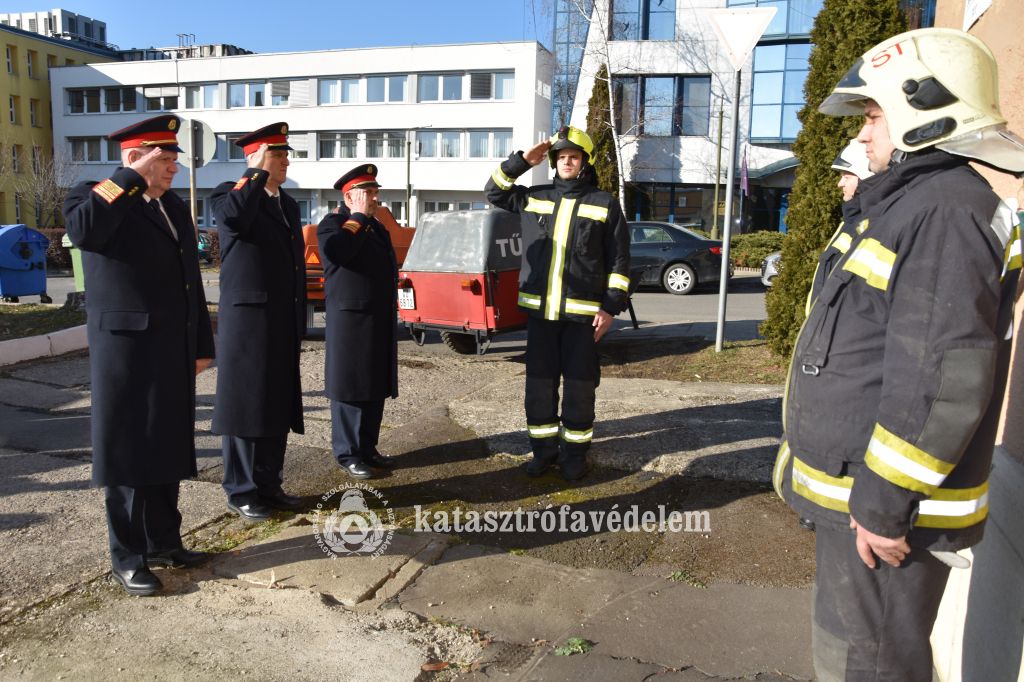 A Nógrád Megyei Polgári Védelmi, Katasztrófavédelmi és Polgárőr Egyesület nevében Faragó Sándor, Juhász László és Cser Tamás Sándor helyezte el az emlékezés koszorúját
