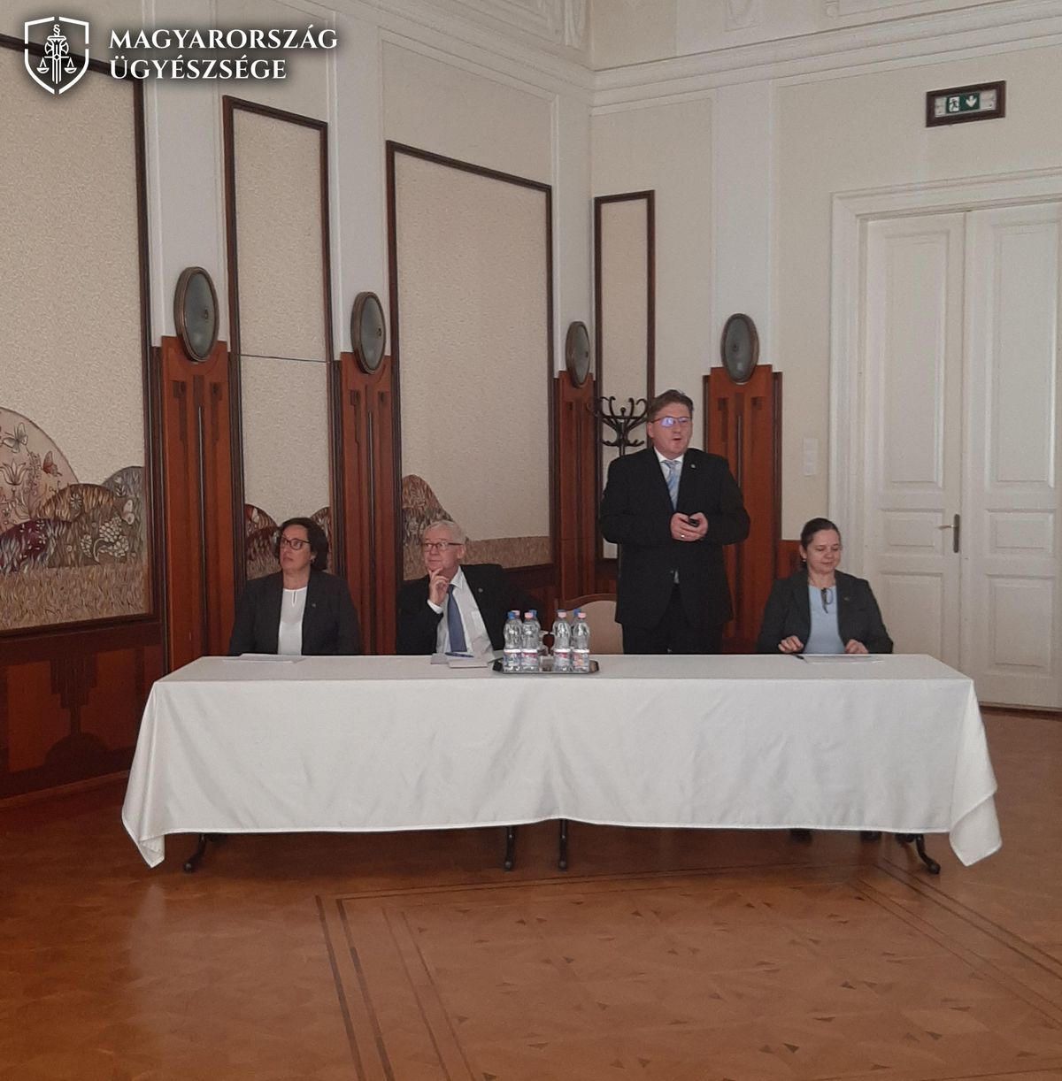 Dr. Polt Péter legfőbb ügyész szerint magas színvonalú munkát végez a Nógrád Vármegyei Főügyészség (képünkön a legfőbb ügyész, a Nógrád vármegyei főügyész és a főügyészhelyettesek láthatók)