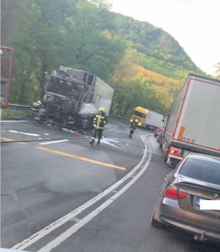 Kigyulladt egy kamion Szendehely külterületén. A motortérben keletkezett a tűz