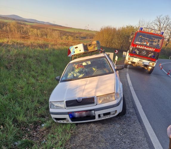 Skoda, elakadt, mentés, tűzoltók, 22-es főút