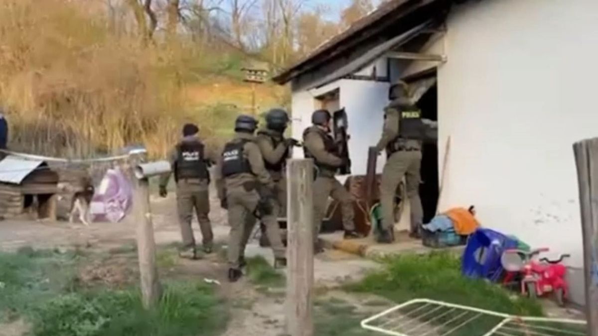 A drogot terjesztő vizslási dílerhez faltörőkossal kopogtattak reggel a rendőrök