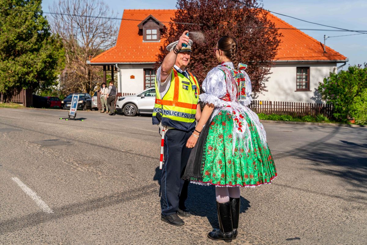 Hollókőn a rendőrök sem hagyták ki, hogy kövessék a tradíciókat