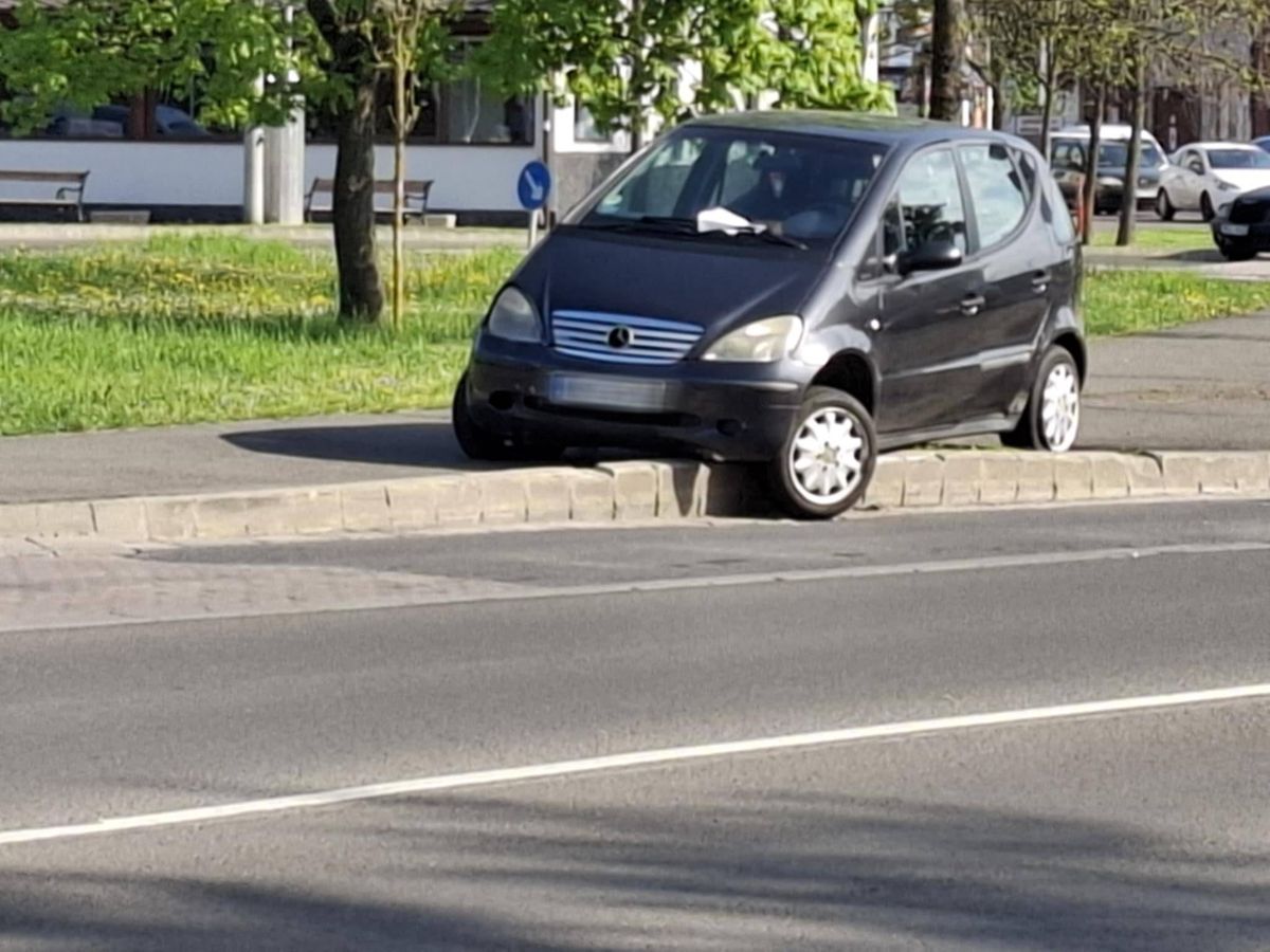 Majdnem a buszmegállóban kötött ki egy autó Salgótarjánban