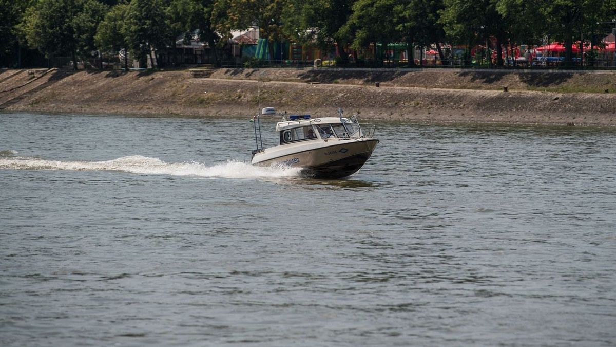 Vízirendőrök is segítik a munkát a hajóbalesetben eltűnt férfi felkutatásban