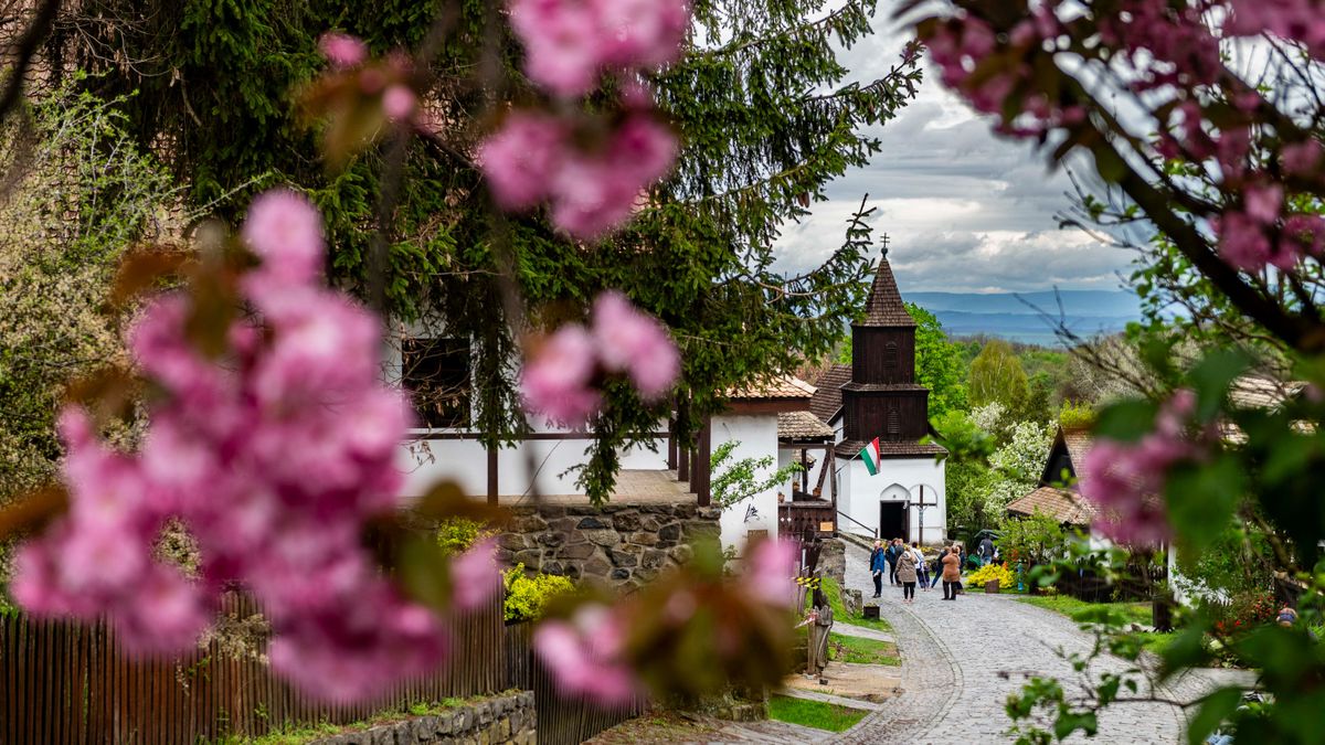 Hollókő, Velencei Biennálé, killítás, Unesco