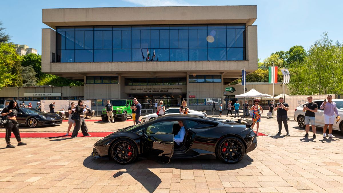 Lamborghini Huracán Tecnica a salgótarjáni főtéren – a luxusautó - kiállítás egyik legnagyobb látványossága.