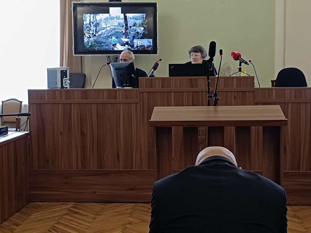 A jászberényi karateedző többnyire lehajtott fejjel követi a folytatólagos büntetőtárgyalás menetét, így csak dr. Tolnai bírónő (szemben) felszólítására tekintette meg a kivetítőn a kalandparkban lezajlott drámai jelenetet csütörtökön