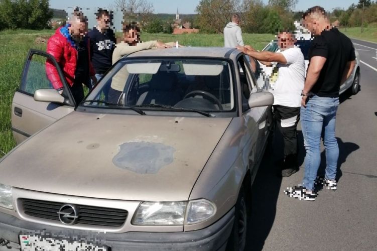 Közúti ellenőrzés keretében fogták el az emberkereskedő apát és fiát