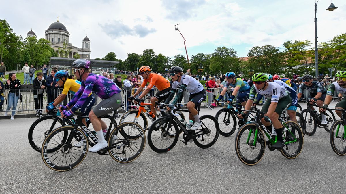 A későbbi összetett győztes az ecuadori Harold Martín López (b, elöl) a 46. Tour de Hongrie országúti kerékpáros körverseny ötödik, 170 kilométeres Etyek - Esztergom szakaszán, Esztergomban
