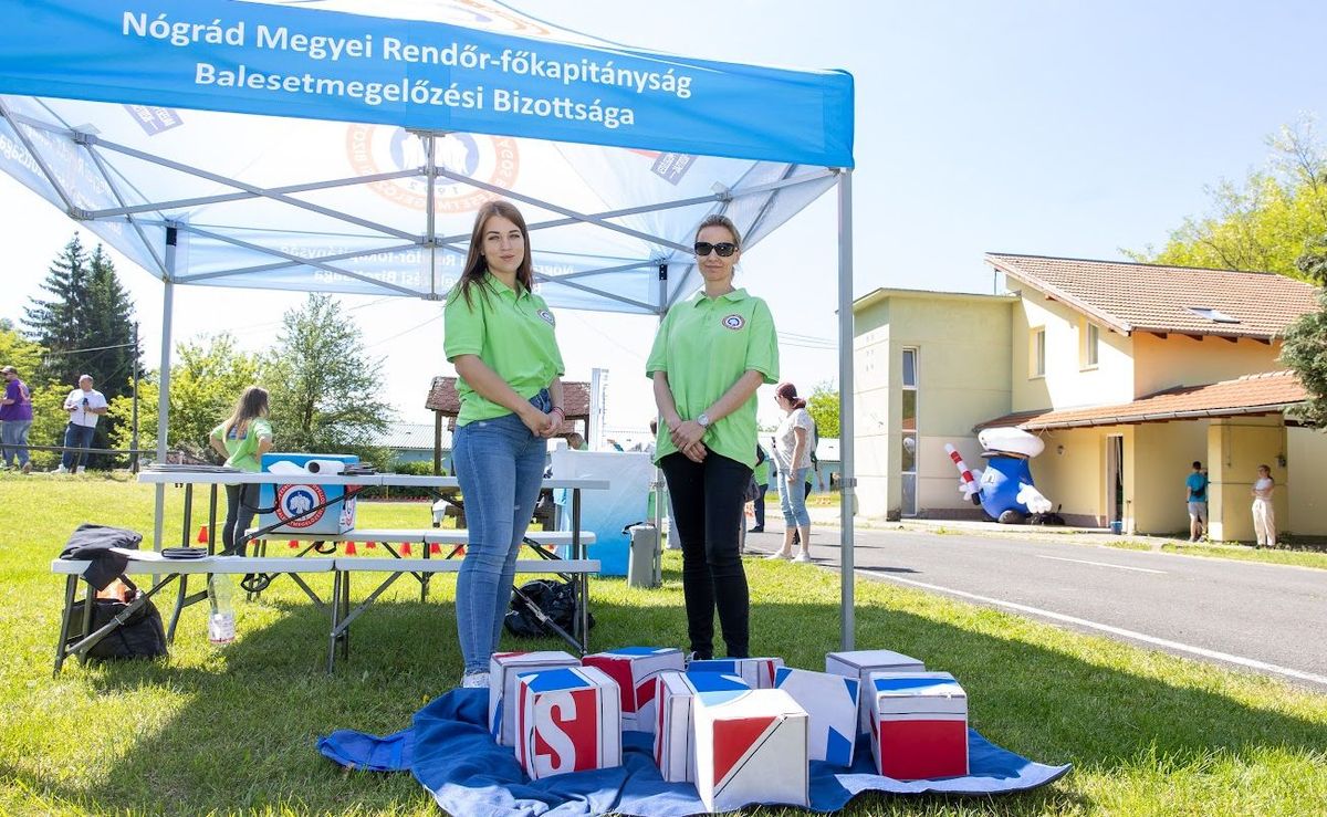 rendőr, közlekedik a család, Salgótarján