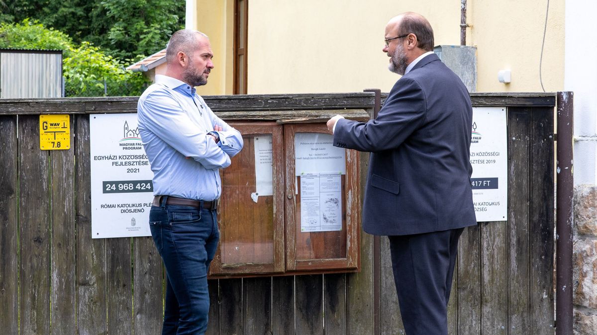 Gyopáros Alpár (balra) modern települések fejlesztéséért felelős kormánybiztos a nyugat-nógrádi polgármesterek számára tartott találkozóra érkezett Diósjenőre. A fórum témája a Magyar Falu Program volt.
