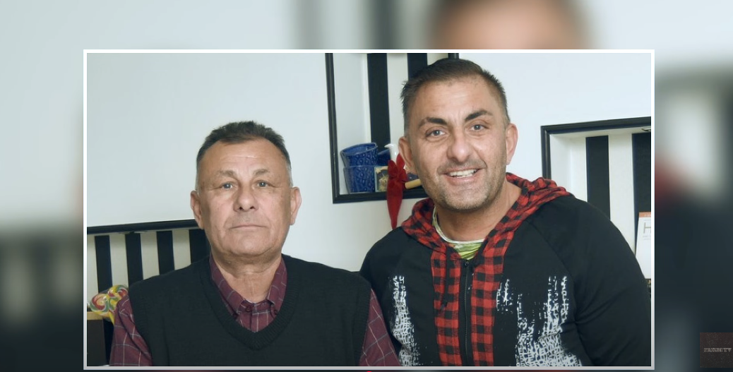 Hajdú Péter műsorában: Győzike és idősebb Gáspár Győző közös fotón Forrás: Youtube / Frizbi Tv