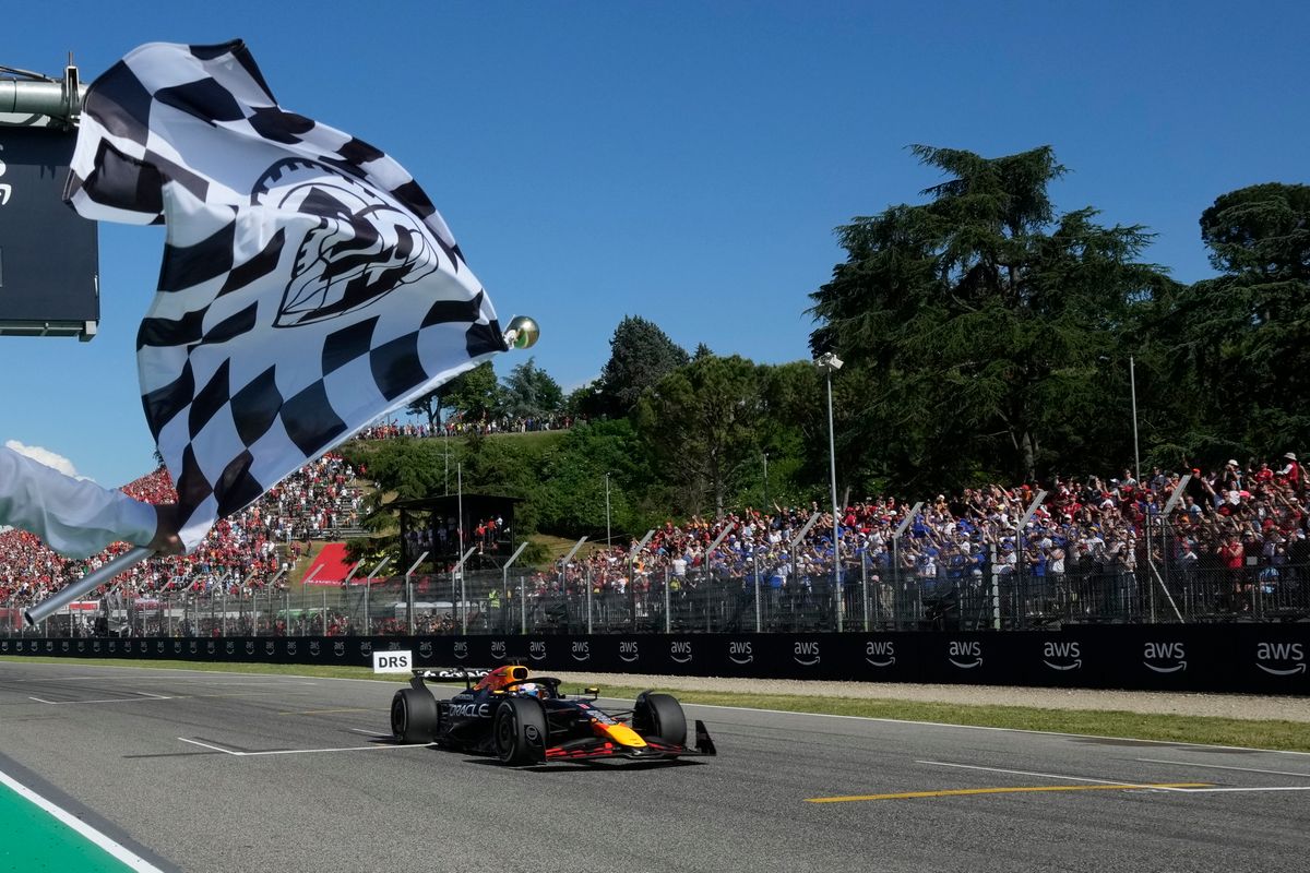 Max Verstappen, a Red Bull holland versenyzője megnyeri a Forma-1-es autós gyorsasági világbajnokság Emilia Romagna Nagydíjának futamát