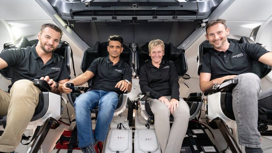 AZ Ax-4 legénysége a floridai Kennedy Űrközpontban. Balról jobbra: Kapu Tibor magyar, Shubhanshu Shukla indiai, Peggy Whitson, a NASA korábbi űrhajósa és Sławosz Uznański-Wiśniewski, az Európai Űrügynökség lengyel űrhajósa