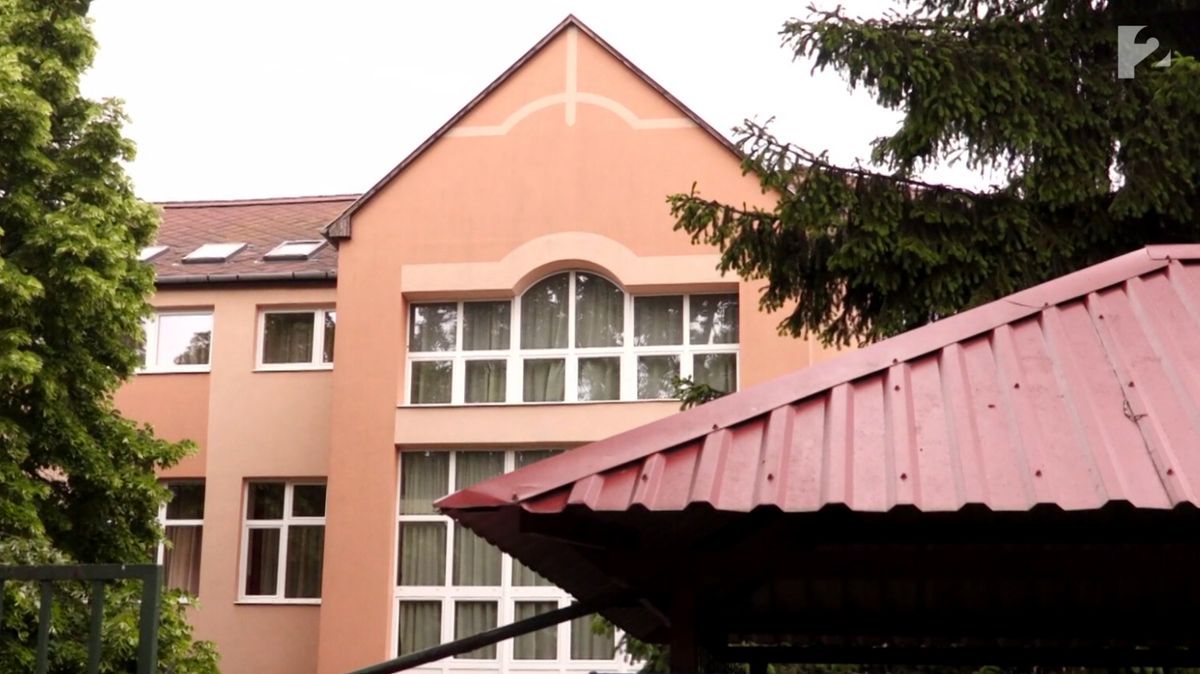 Ebbe a gödöllői iskolába járt Nikolett, az öngyilkosság körülményeit már a rendőrség is vizsgálja