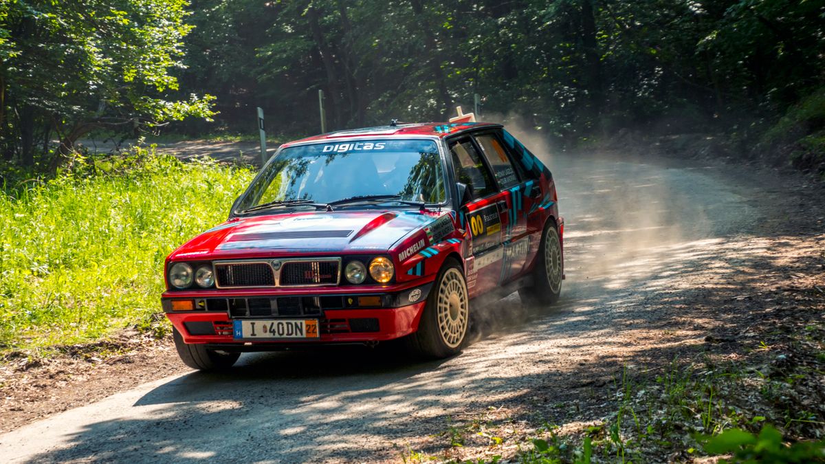 A Salgó Rally korábbi éveinek lendületes pillanatai ma már a rallymúzeum falai között élnek tovább – a versenyautók, serlegek és relikviák mögött valódi emberi történetek rejtőznek.